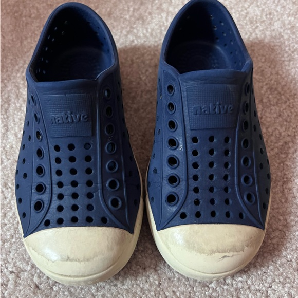 Size 8 Boys Native Shoes - Picture 2 of 7